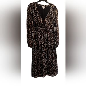 Sofia Vergara Black and Cream Long Sleeve Dress